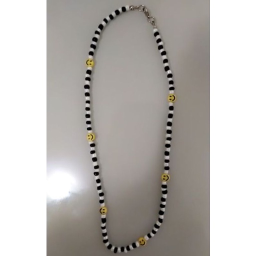 Colar de Miçangas preto e branco com pingente Smile Amarelo / Choker de Miçangas preta e branco / choker feliz