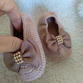 sapatilha de crochê com elástico/ sapatinho em crochê para bebês em Oferta na Shopee