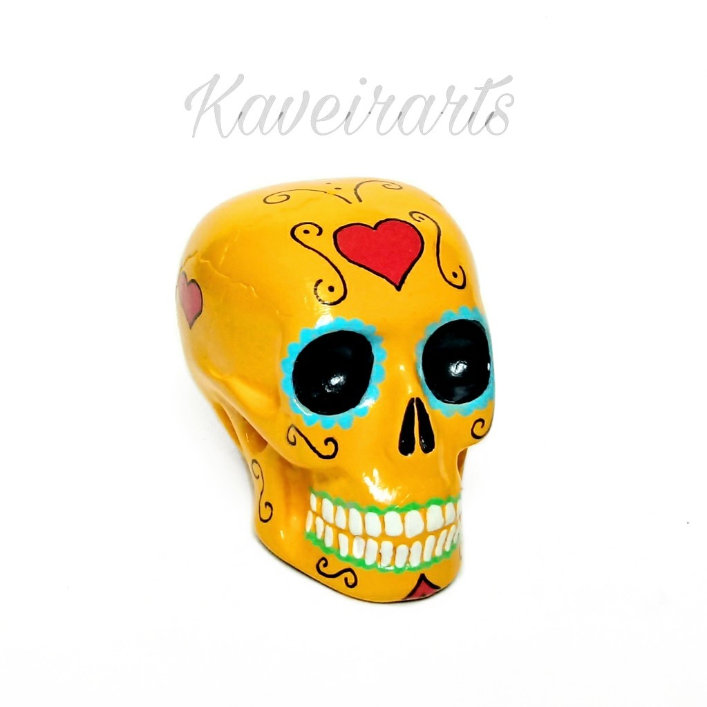 Caveira Mexicana Amarelo com coração vermelho - Gesso - Enfeite - Decorativa