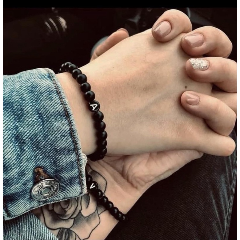 pulseira de miçanga preta com inicial dia dos namorados personalizada