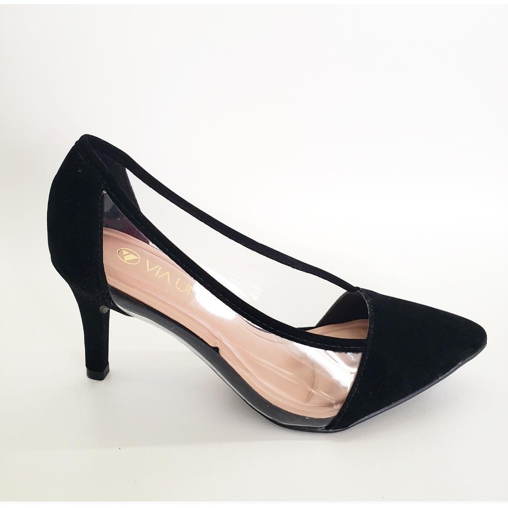 Scarpin via uno store transparente