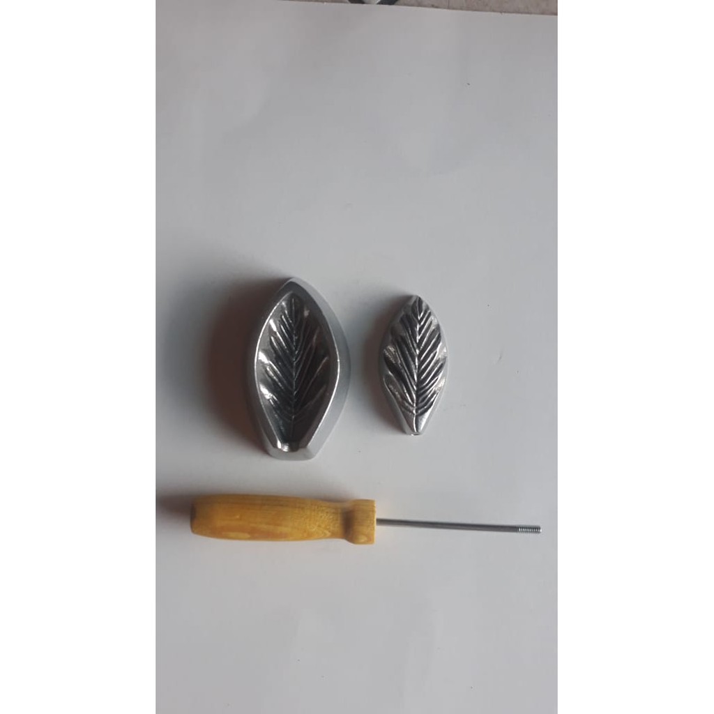 Frisador Golfrador PÉTALA FLOR DE IBISCO 8 X 3 CM , em Alumínio para Forminhas, EVA tecidos etc...