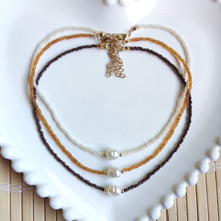 Colar choker de miçangas nude bege madrepérola imitação dourado feminino delicado