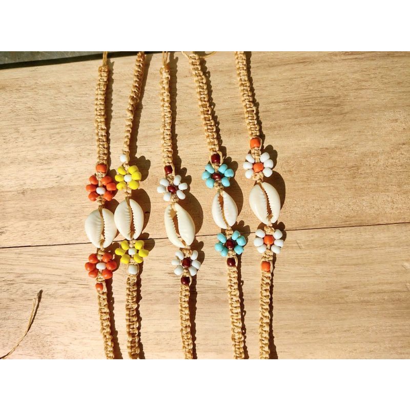 Pulseira/Tornozeleiras Macramé Búzios com miçangas coloridas