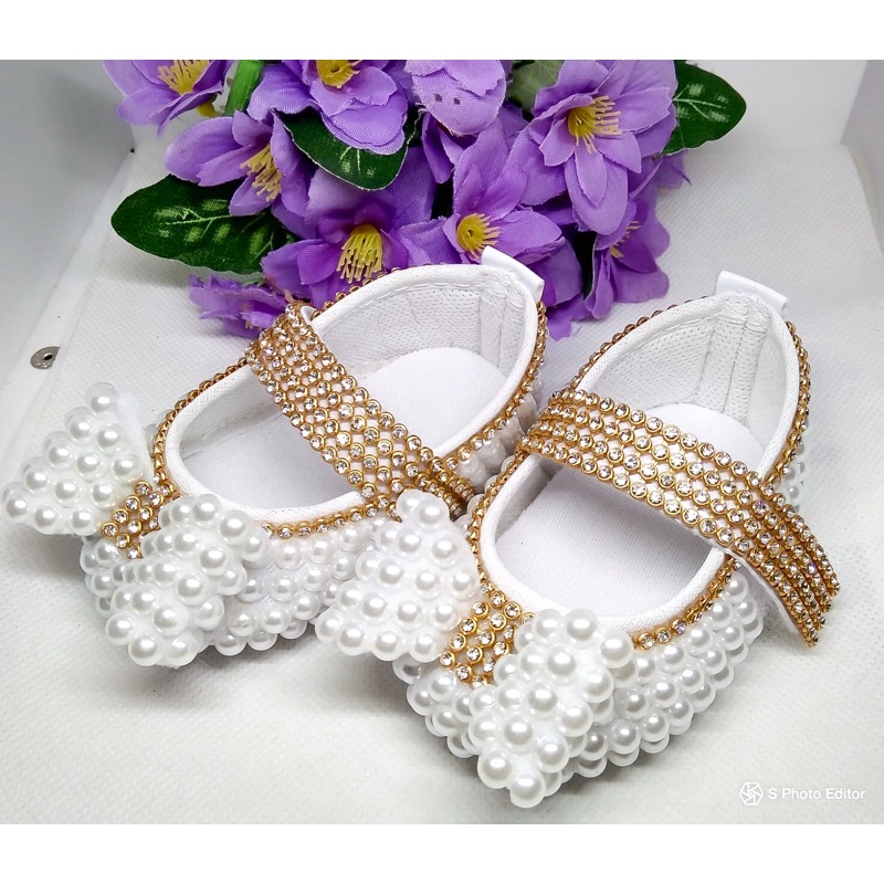 Sandalia para bebes de pérolas brancões a