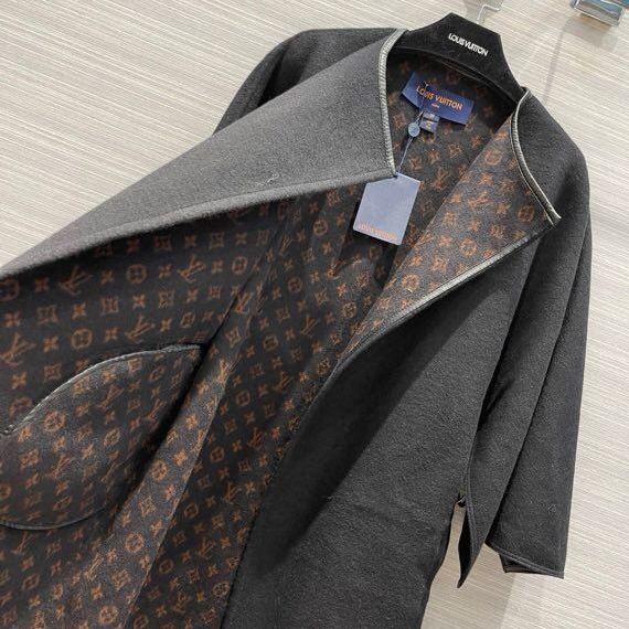 Preços baixos em Louis Vuitton Casacos, jaquetas e Coletes para mulheres  Escudo exterior de Seda