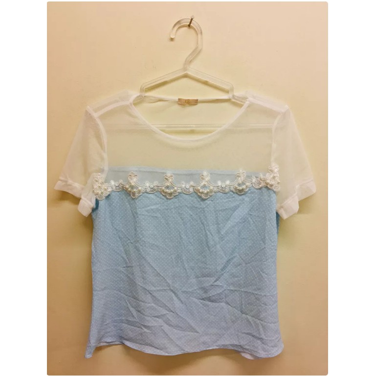 blusa poá azul e branca com tule renda e pérolas tamanho p