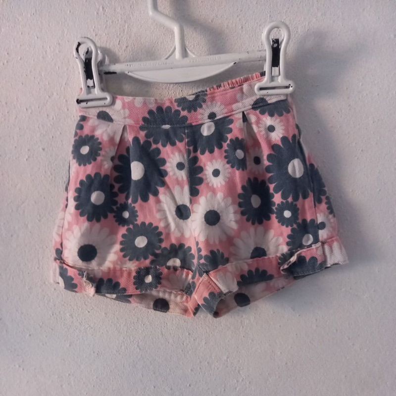 Short infantil rosa com flor 🌼  usado