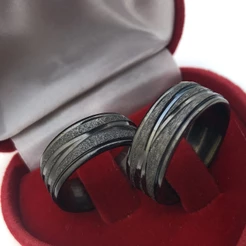 Par de Aliança Preta Infinity Diamantada de Namoro/Compromisso/Noivado Acompanha Caixinha de Veludo