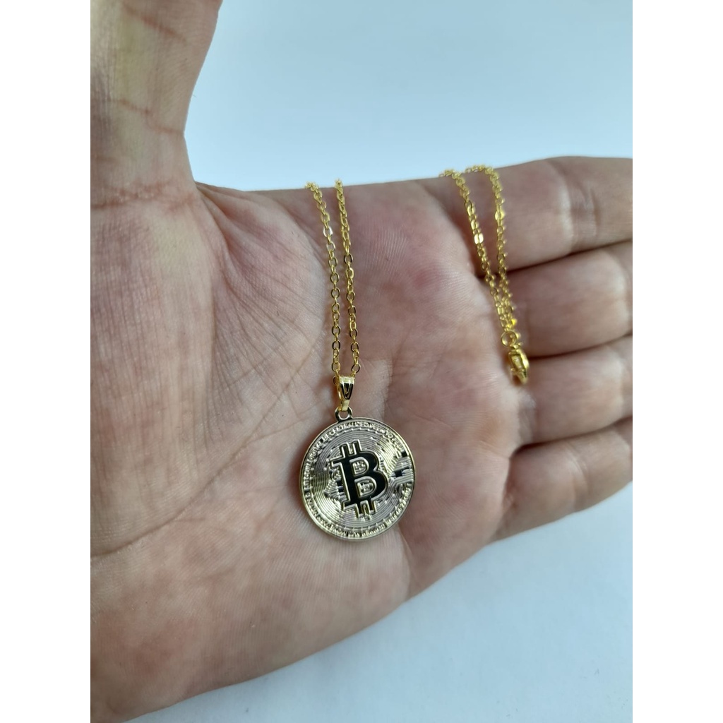 Pingente com corrente moeda bitcoin foto real