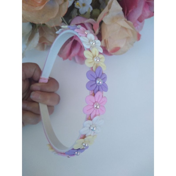 Tiara infantil de flores prensadas coloridas. Arquinho infantil de