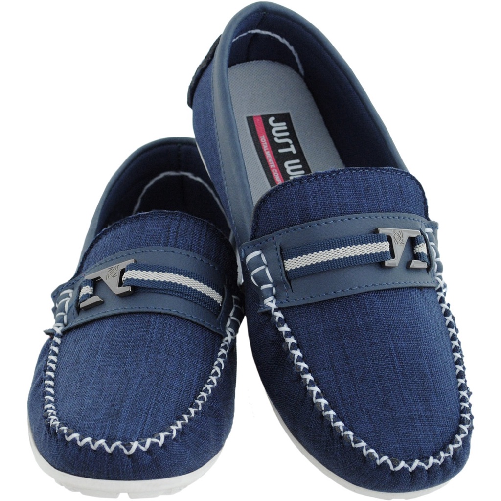 Atualize o visual do seu pequeno com o Tênis Mocassim Infantil Masculino! Conforto e estilo em cada passo. Adquira já esse must-have da moda infantil. Seu pequeno merece o melhor. Compre agora e surpreenda-se!
