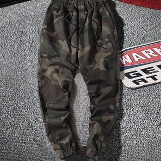 calça camuflada folgada