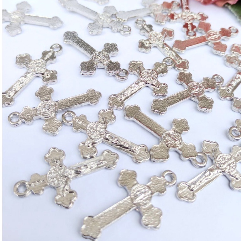 10 Cruz pequena São Bento Níquel - Mini Cruz para Artesanato - Pingente Cruz em Oferta na Shopee