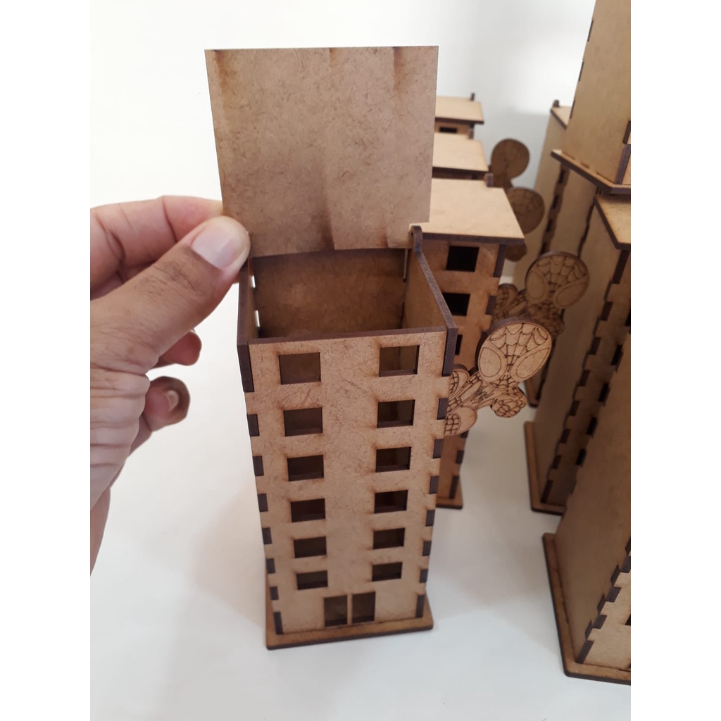 Lembrança de aniversário Prédio Heróis mdf. Kit 10 unidades. — imagem 2 de 2