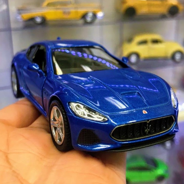 Miniatura Maserati GranTurismo 2018 RMZ Azul Escala 1/36 Metal e Fricção