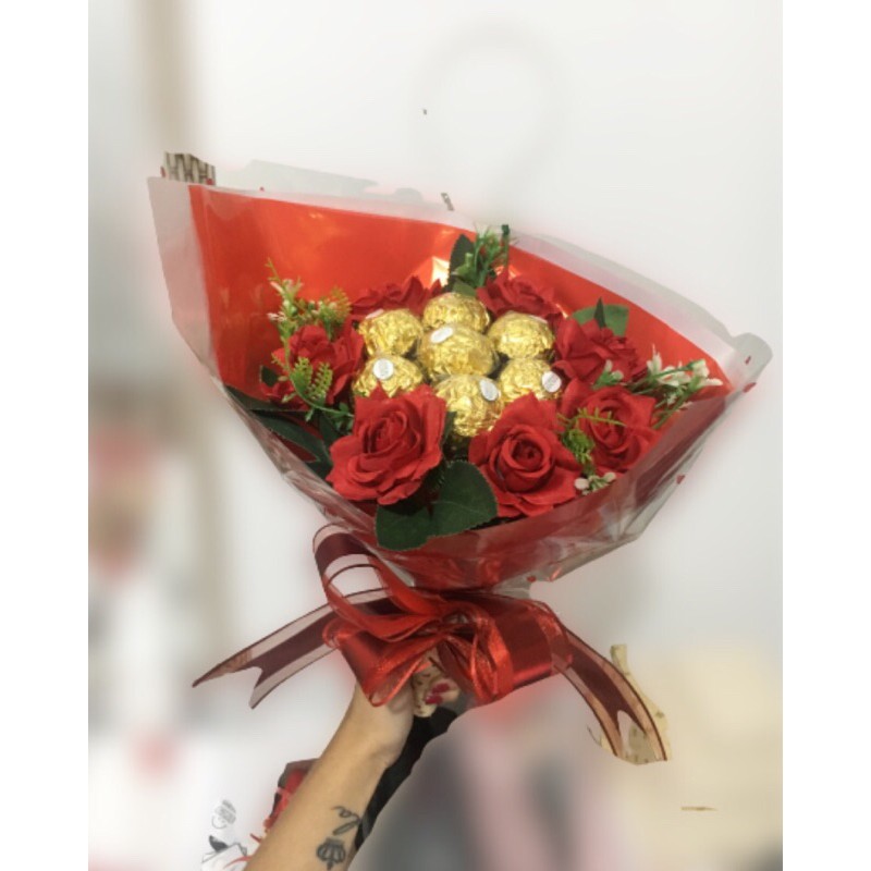 Buquê De Chocolate Ferrero Rocher / Raffaello 7un de bombom e 6 flores.  Aniversários, formatura, dia dos namorados, dia das mães (EMBRULHO  VERMELHO) | Shopee Brasil