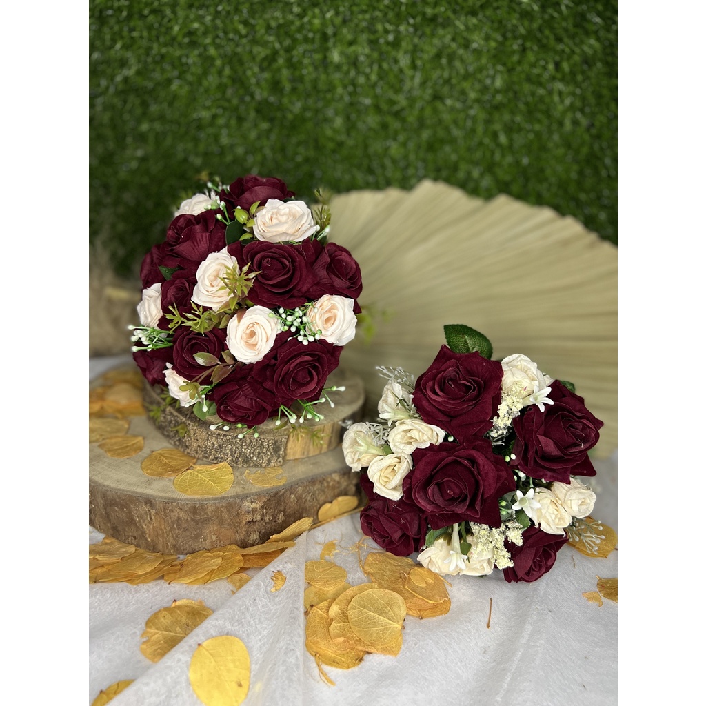 Kit com 2 Buquês de Noiva Grande e um Pequeno feito de flores artificiais para casamentos em Oferta na Shopee