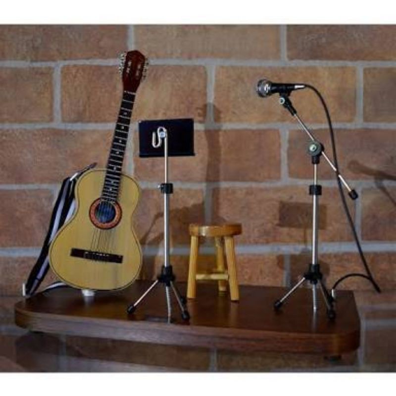Palco com Miniatura de Violão Acústico, banco, partitura, Microfone