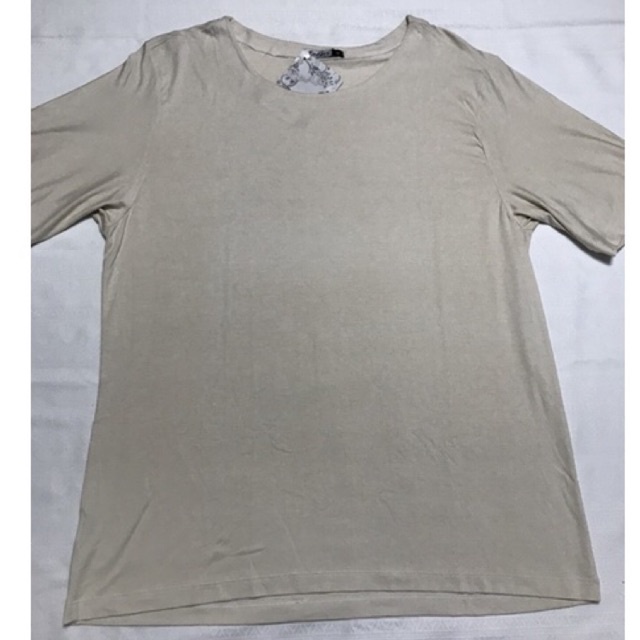 Camiseta adulto feminino Rodher Fashion Modelo básico e liso Tecido leve e confortável Cor bege claro Tamanho M Marca Rodher Fashion Composição: 95% Viscose e 5%Elastano