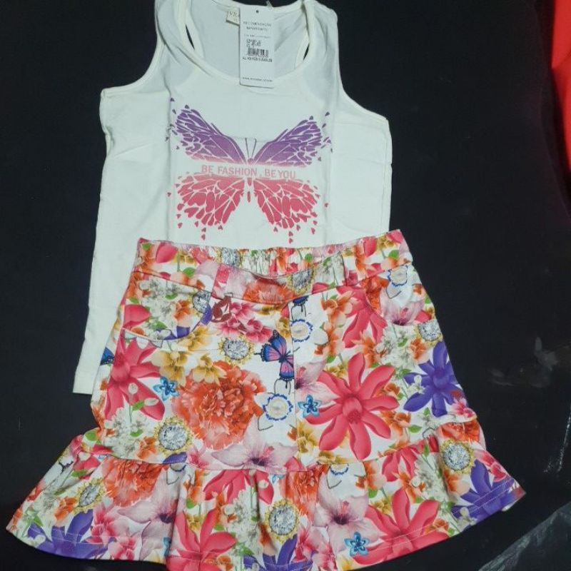 Conjunto infantil feminino Blusa regata e saia floral  Regata branca com estampa de borboleta Saia estampada floral Tamanho 10 Marca Vrasalon
