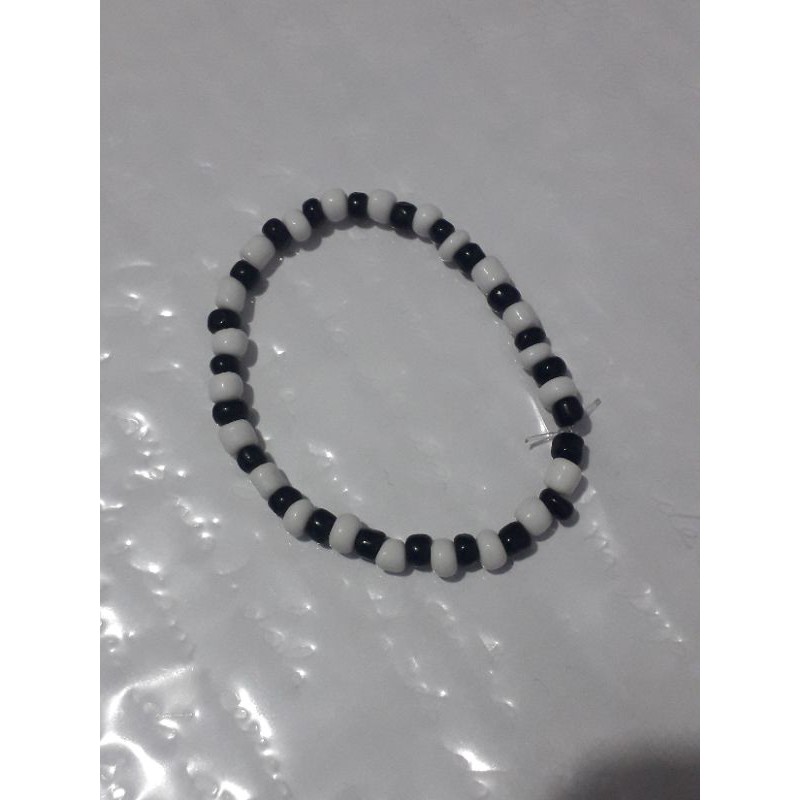 Micangas- pulseirinhas com cores intercaladas , super básicas porém lindas😍