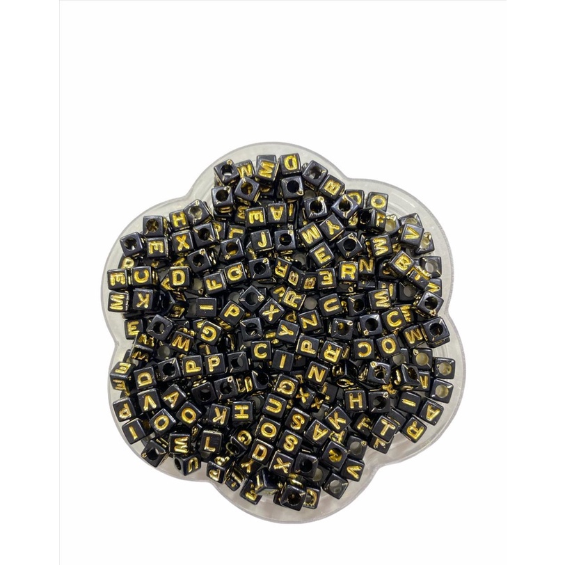 Miçanga Cubo de Letras - Preto com Dourado - 6x6mm