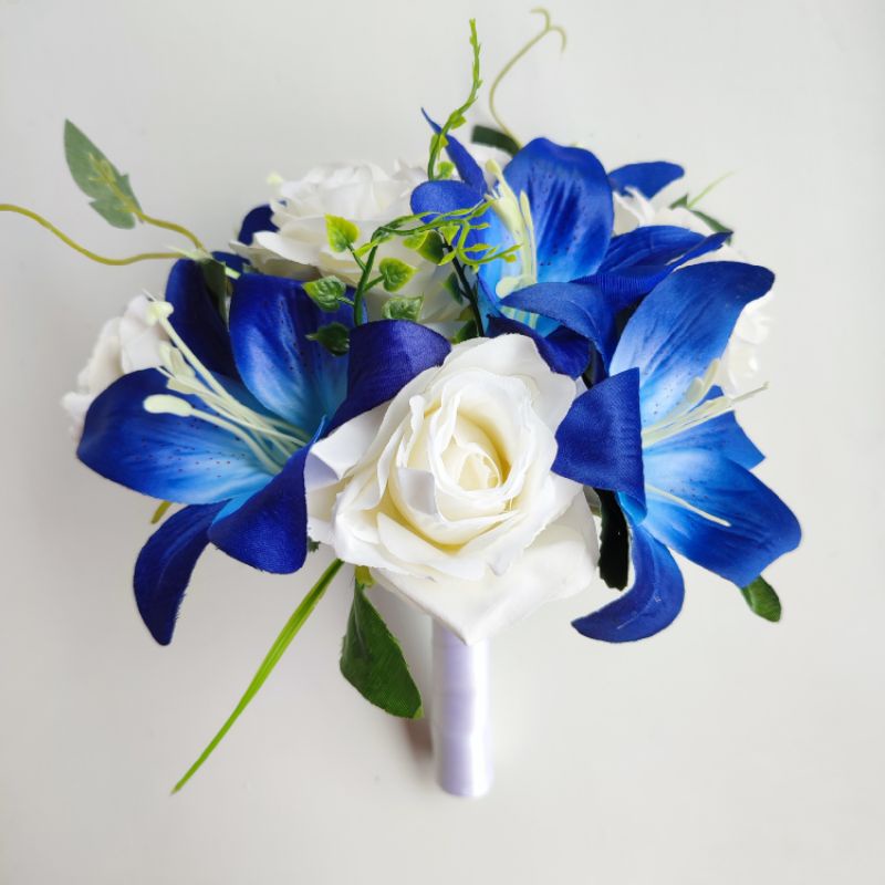 Buquê de noiva azul Royal e branco casamento flores artificiais lírios e  rosas casamento civil | Shopee Brasil