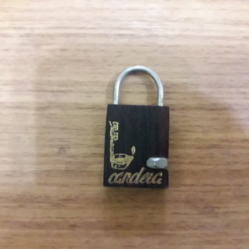 Chaveiro Antigo  Usado Em Forma de Cadeado de Madeira e Metal Candeia Original da Época