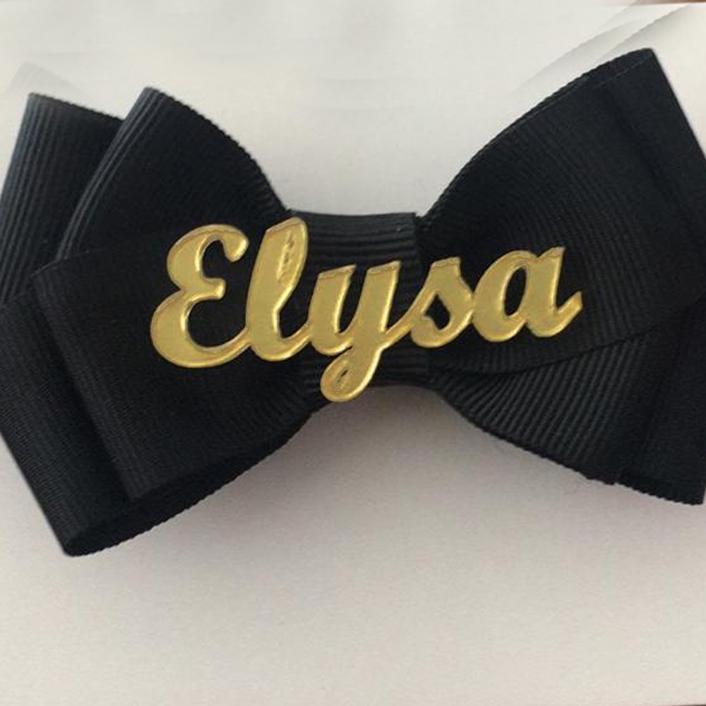 Nome simples em acrílico com 4 cm de comprimento (ideal para laços). em Oferta na Shopee