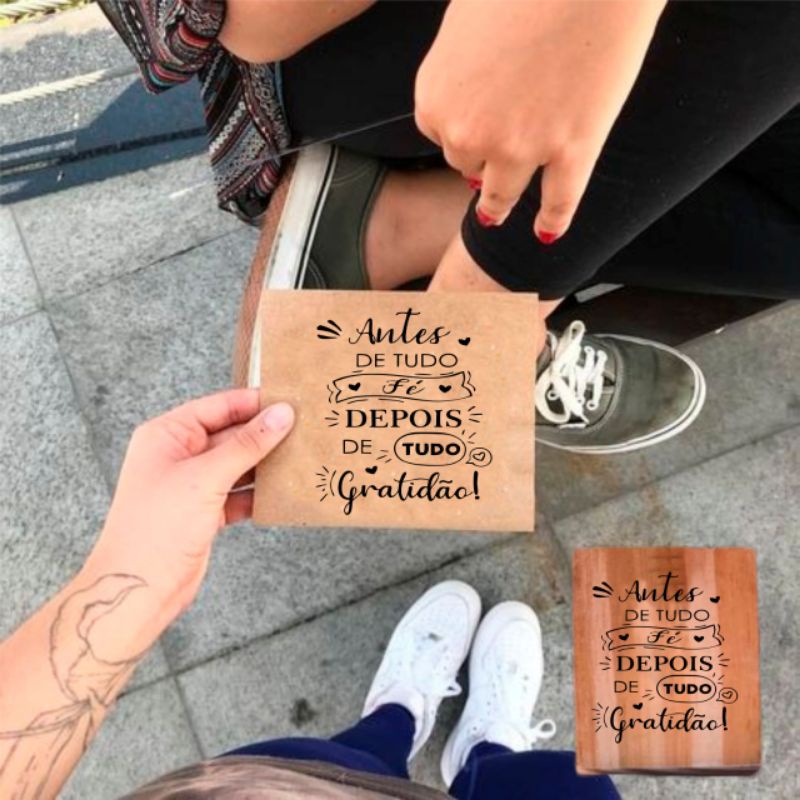 carimbo decorativo Antes de tudo fé para carimbar decorar personalizar embalagens sacolas bolsas caixas kraft frases plaquinha