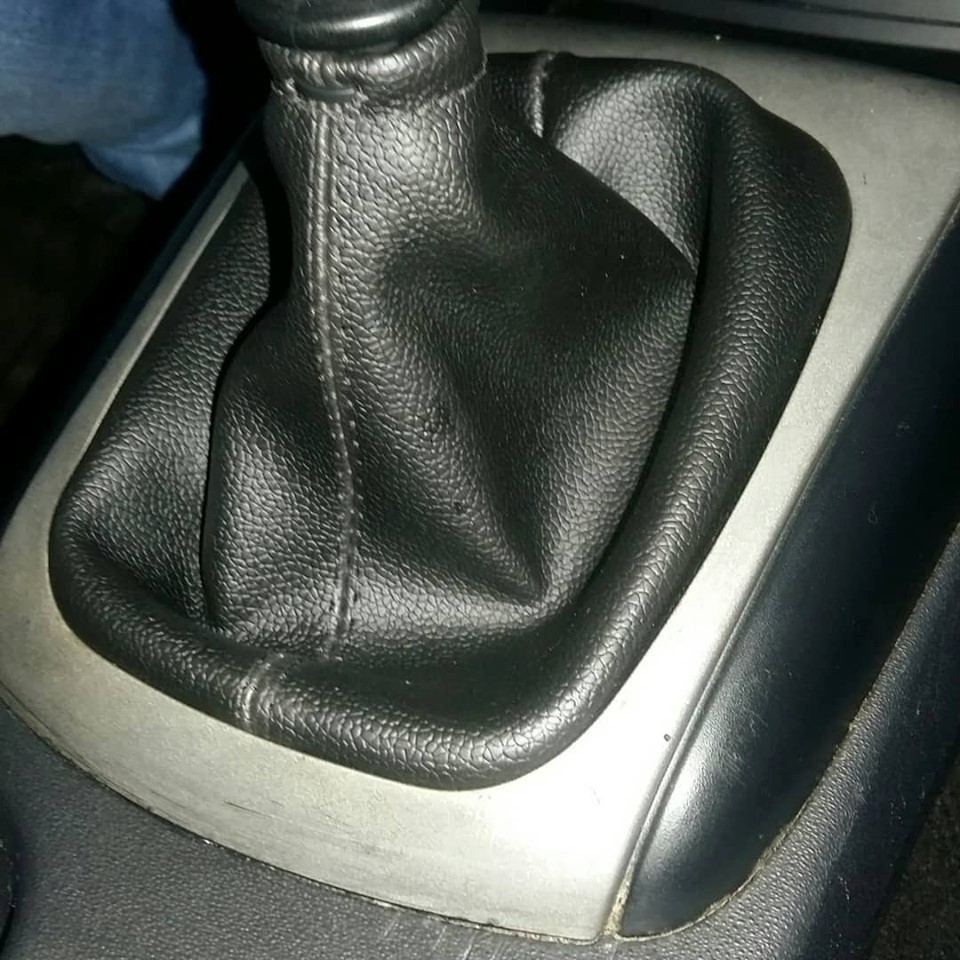 Coifa De Câmbio Hyundai I30 2011 ( S/ Moldura )