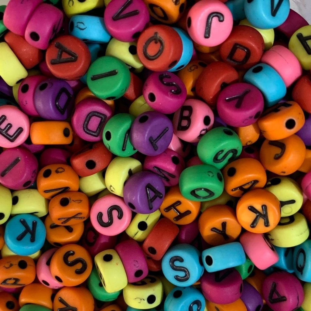 10 Peças Miçanga Infantil Alfabeto A - Z Redondo Colorido Letra Preto 7mm Entremeio Furo Passante