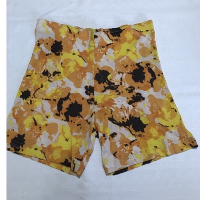 Bermuda shorts adulto feminino Tecido fino, leve e confortável Elástico na cintura e sem bolsos Tamanho M Estampado no tom amarelo Marca Rodher Confecções Composição: 95% Viscose e 5% Elastano