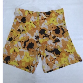 Bermuda shorts adulto feminino Tecido fino, leve e confortável Elástico na cintura e sem bolsos Tamanho M Estampado no tom amarelo Marca Rodher Confecções Composição: 95% Viscose e 5% Elastano