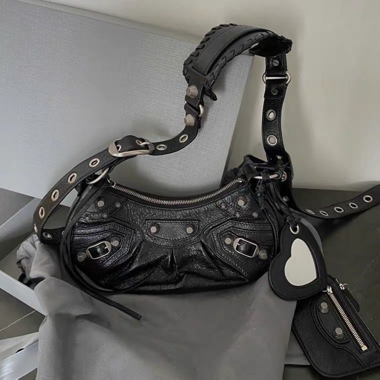 A.T.A Mulher locomotiva axila rebitada 3 em 1 lua plissada um ombro crossbody bolsa de mulher em Oferta na Shopee