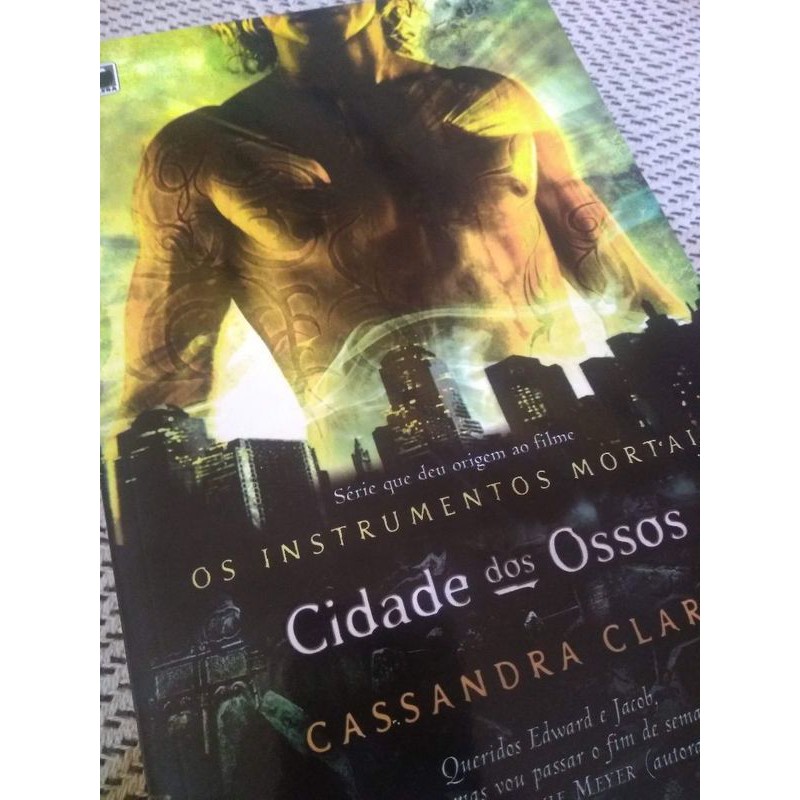 Livro Cidade dos Ossos Instrumentos Mortais de Cassandra Clare | Shopee ...