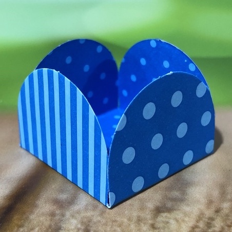 50  forminha 4 Pétalas para doces COR POÁ LISTRADO  AZUL E AZUL 10.36