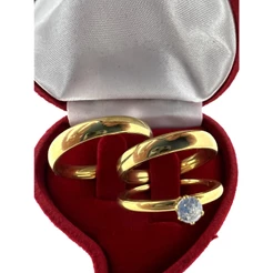 Par de Aliança Anatômica Dourada Clássica Fina 4mm de Noivado/Casamento Acompanha Caixinha de Veludo e Anel Solitário
