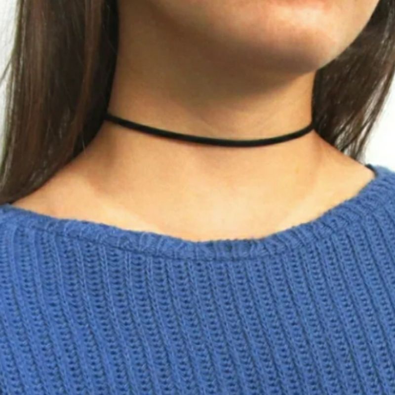 Colar  choker de couro camurça / choker básico / Gargantilha preta .