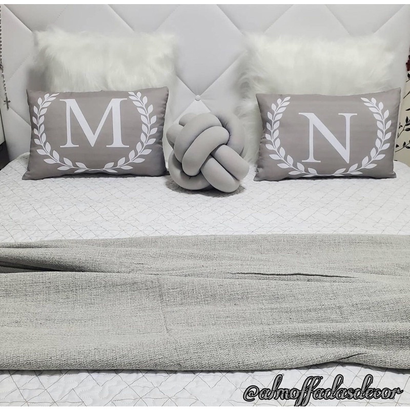 [Oferta] Capa de almofada letra e brasão - Cinza (formato baguete ou quadrado)