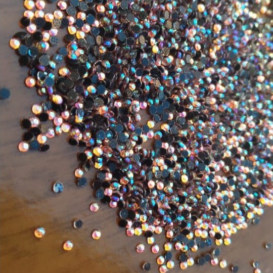 700 peças aprox. strass 1.8mm - varias cores (pedrarias para adesivos e joias de unhas)
