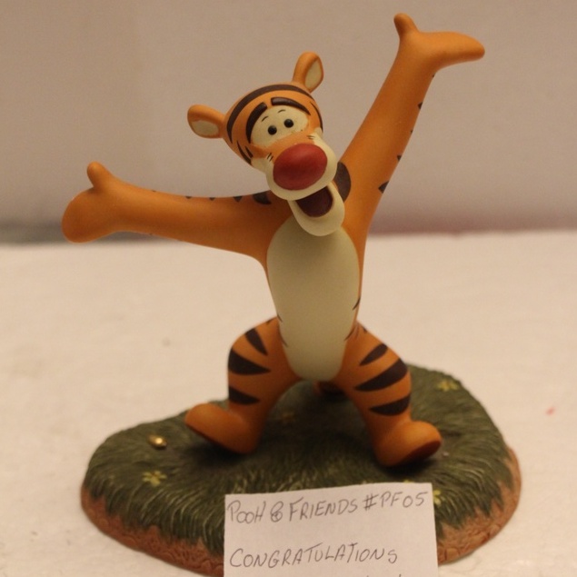 (REF 30 - POOH) ESTATUA - DISNEY - PF 05 URSINHO POOH AND FRIENDS CONGRATULATIONS TO YOU HOO HOO PORCELANA NOZ DOURADA  TIGRÁO