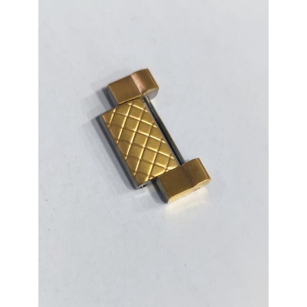 Um gomo elo para alongar pulseira de metal do relógio Invicta Subaqua Noma 3. Na cor dourada. Gomo pequeno