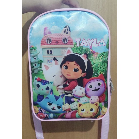 Mochila 30x20 -  A Casa Mágica da Gabby (Personalizamos com nome) em Oferta na Shopee