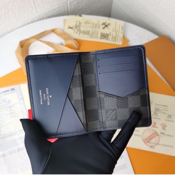 Novidade] Porta-cartões Louis Vuitton Masculino Pequeno Moda Tabuleiro de  Xadrez Porta-cartões de Ônibus Portátil de Alta Qualidade [Com caixa de  presente da marca ➕ Saco de pó ➕ Cartão ➕ Fatura] 