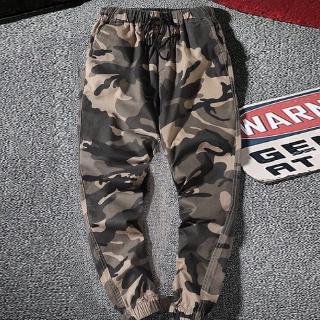 calça camuflada folgada