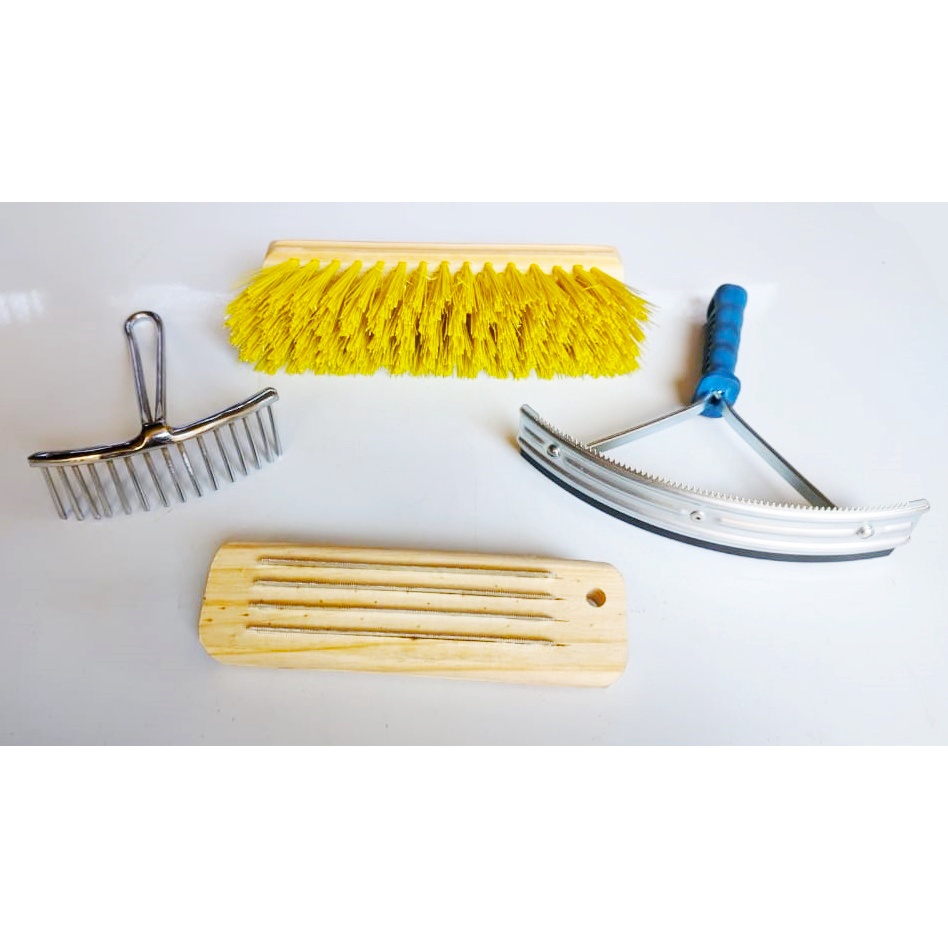 Kit Limpeza Escova + pente cromado + raspadeira 4 serrilhas em madeira + rodo raspador para cavalo, equinos e similares