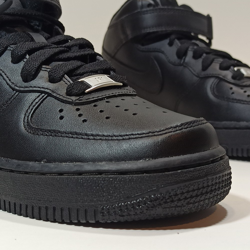 black nike air force 1s