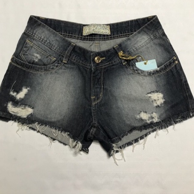 Bermuda shorts jeans adulto feminino Modelo básico, barras desfiadas e "rasgos" na parte frontal  Bolsos frontais e traseiros duplos Tamanho 40 Cor preto jeans lavado Marca Fx2 Denim Composição: 100% Algodão